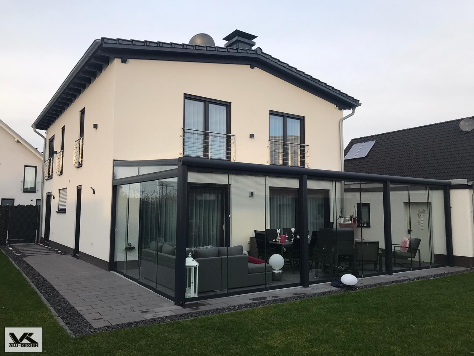 Kaltwintergarten von VK Alu-Design aus Ahlen mit Glas und Aluminium. Kaltwintergarten von VK Alu-Design aus Ahlen mit Glas und Aluminium.
